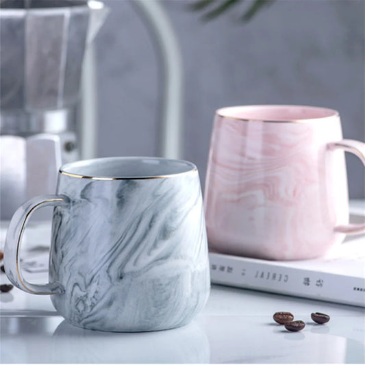 Tasse en céramique marbrée avec liseré doré – Élégance et style